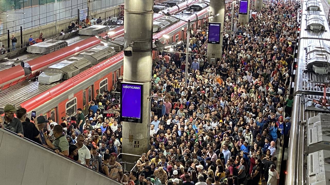 Acidente na escada rolante da Estação Brás deixa 13 feridos