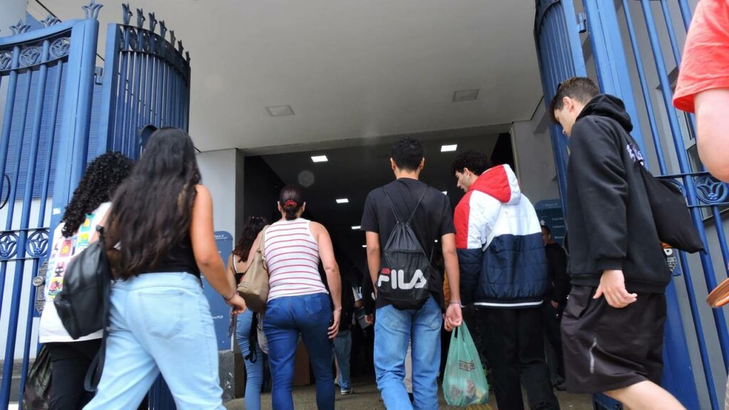 Programa Pé-de-Meia incentiva alunos com valor em dinheiro - Créditos: depositphotos.com / thenews2.com