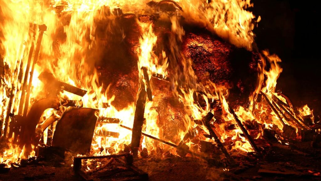 Explosão em residência fere policiais, bombeiros e uma mulher em surto