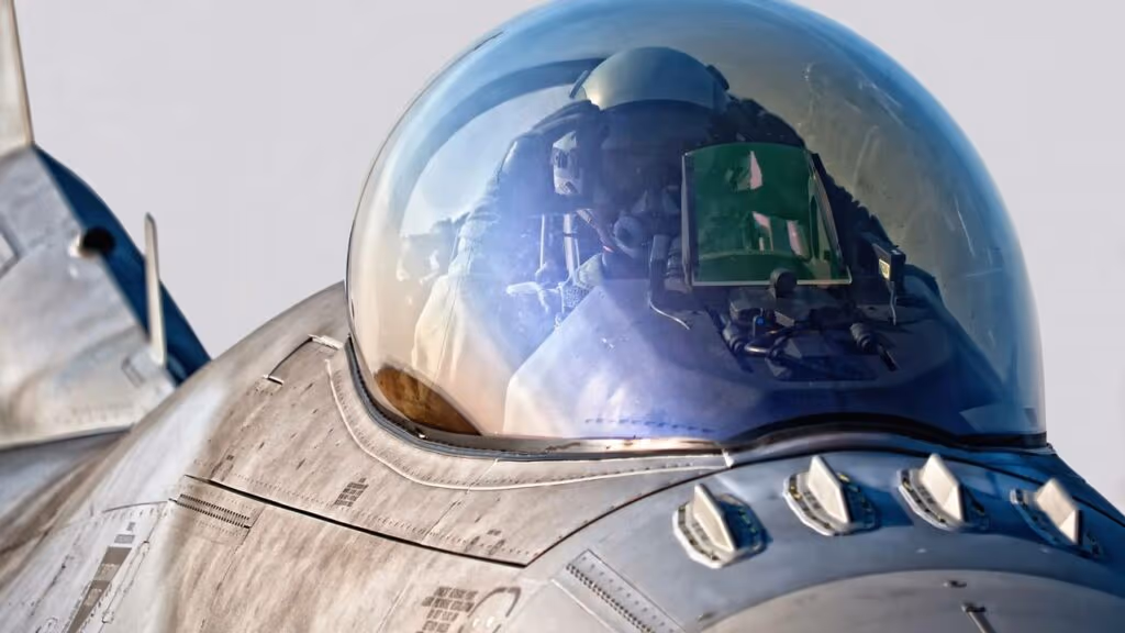 O que acontece com um caça quando o piloto desmaia em alta velocidade