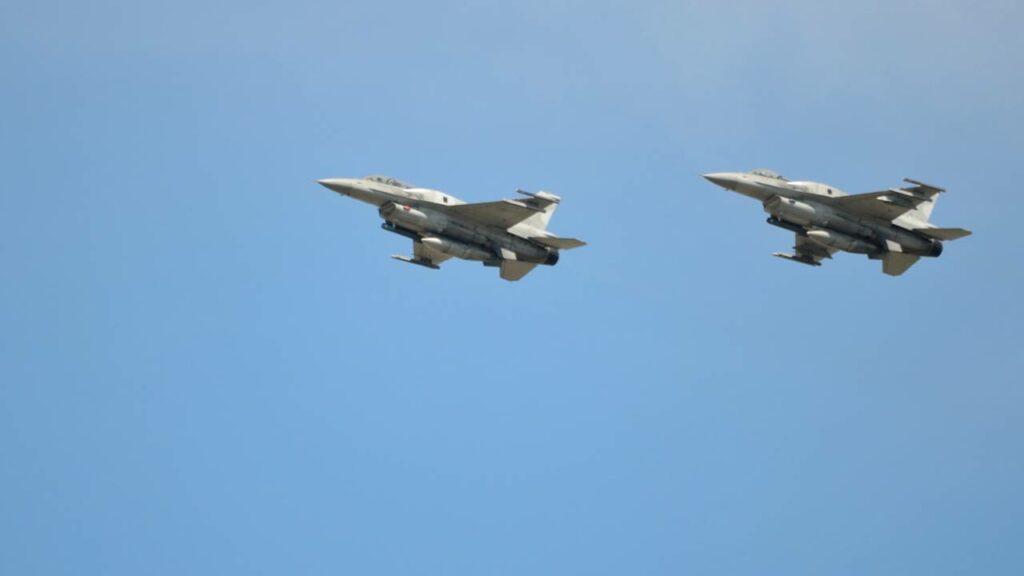 F-16 chegam à Argentina e fazem voo histórico sobre Buenos Aires
