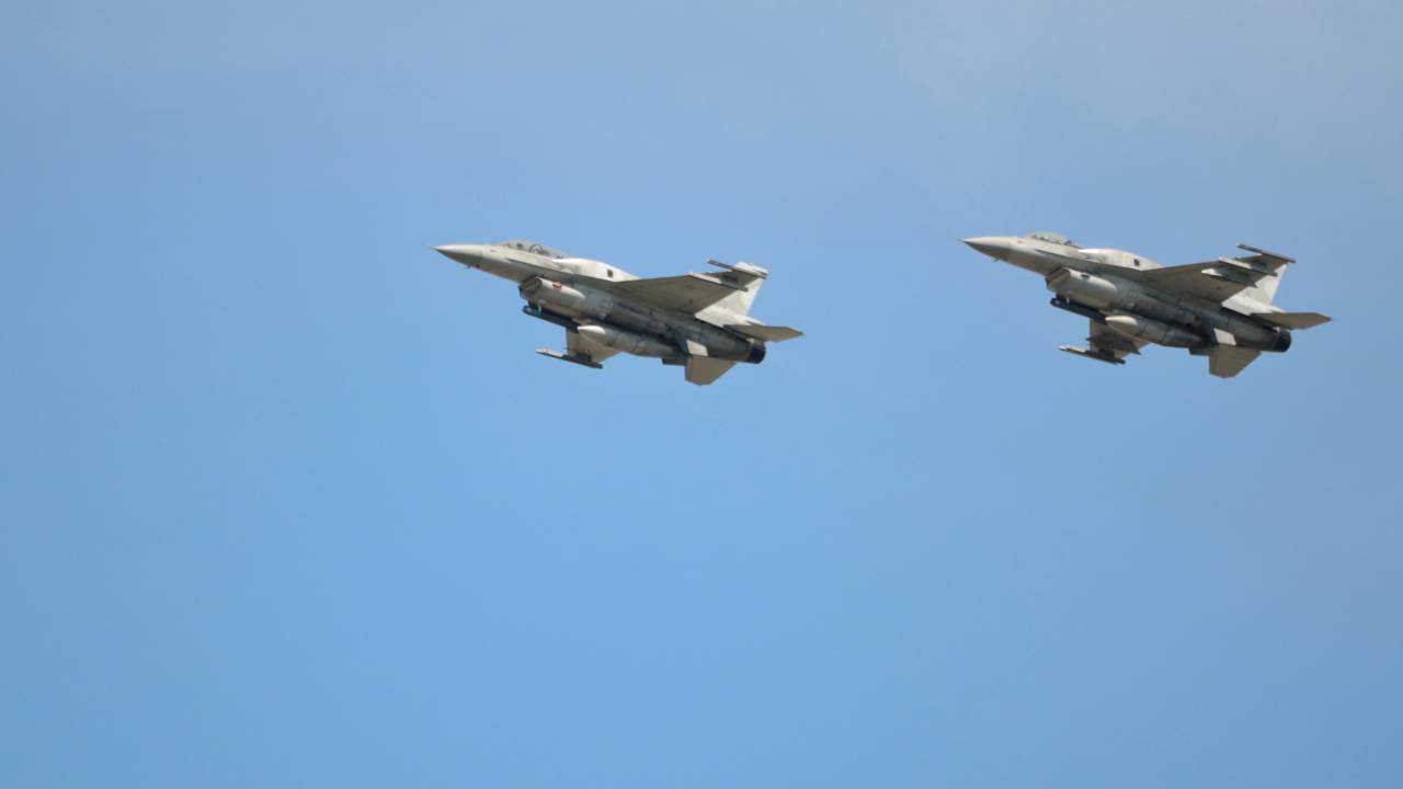 F-16 chegam à Argentina e fazem voo histórico sobre Buenos Aires