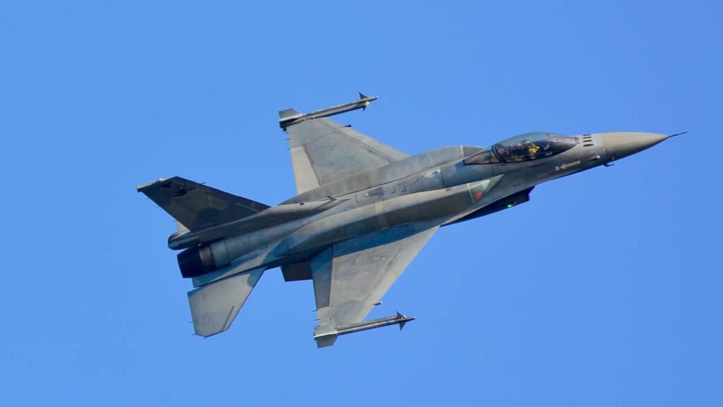O F-16 é um caça antigo, mas muito adquirido por seu desempenho e durabilidade, aumentando sua confiança como uma boa aeronave de combate - Créditos: depositphotos.com / thelefty