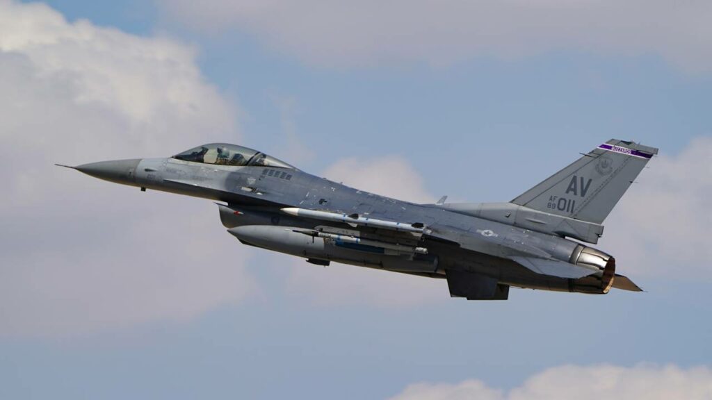 Caça Thunderbirds dos Estados Unidos explode após acidente