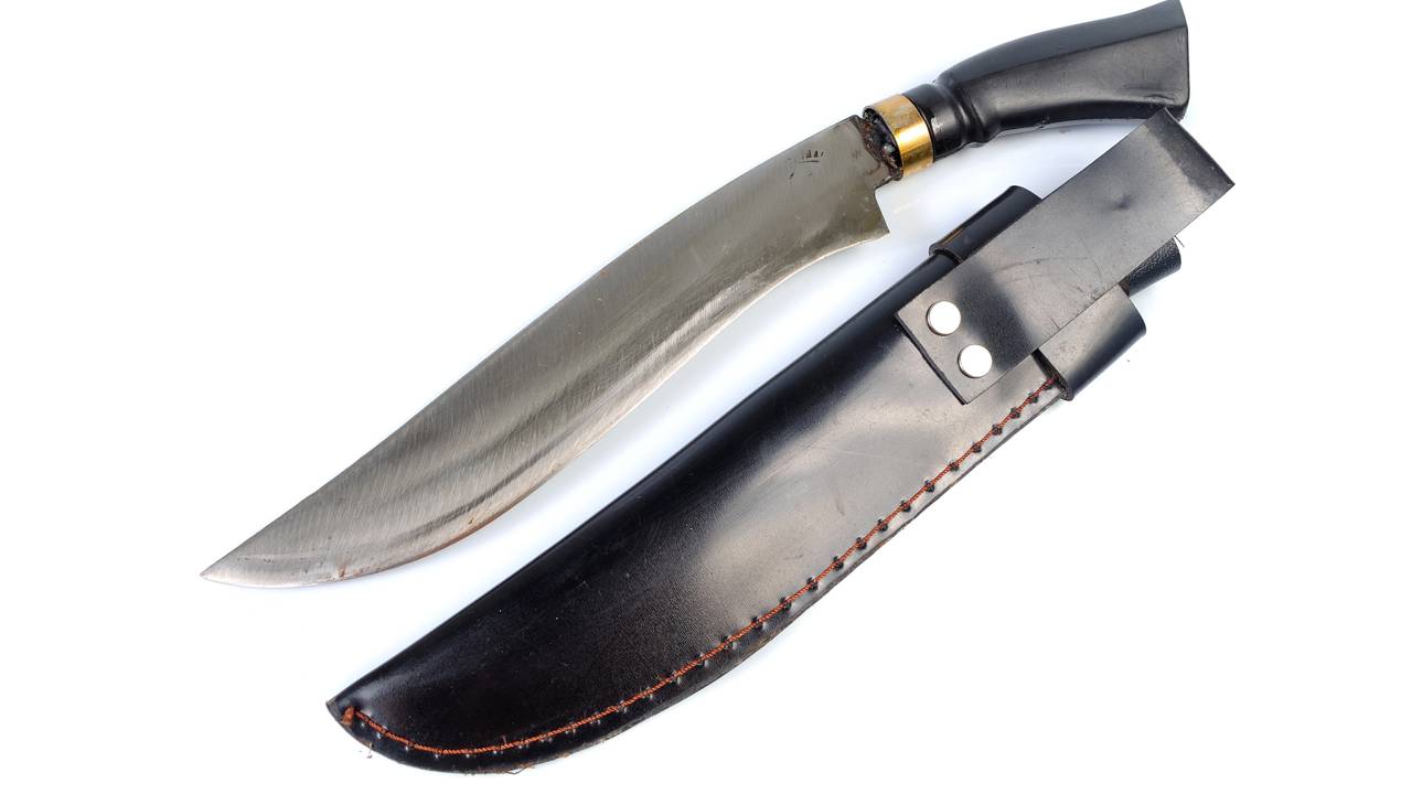 Bateria de 9 volts grava desenho permanente em faca de aço