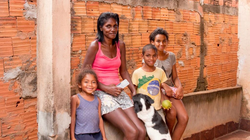 Os benefícios do governo são de grande importância para famílias em estado de vulnerabilidade - Créditos: depositphotos.com / marcoscasiano