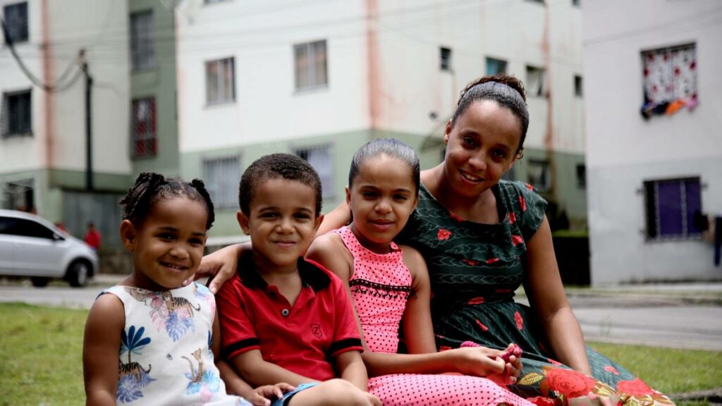 Bolsa família é importante para famílias em situação de vulnerabilidade no Brasil - Créditos: depositphotos.com / joasouza