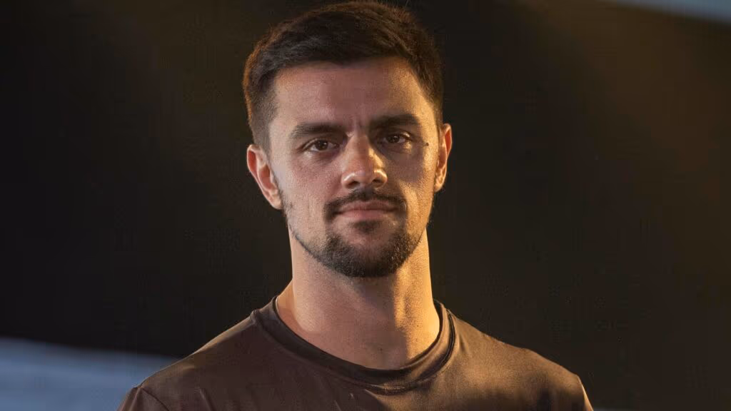 Felipe Simas fez corrente de oração para se livrar de papel
