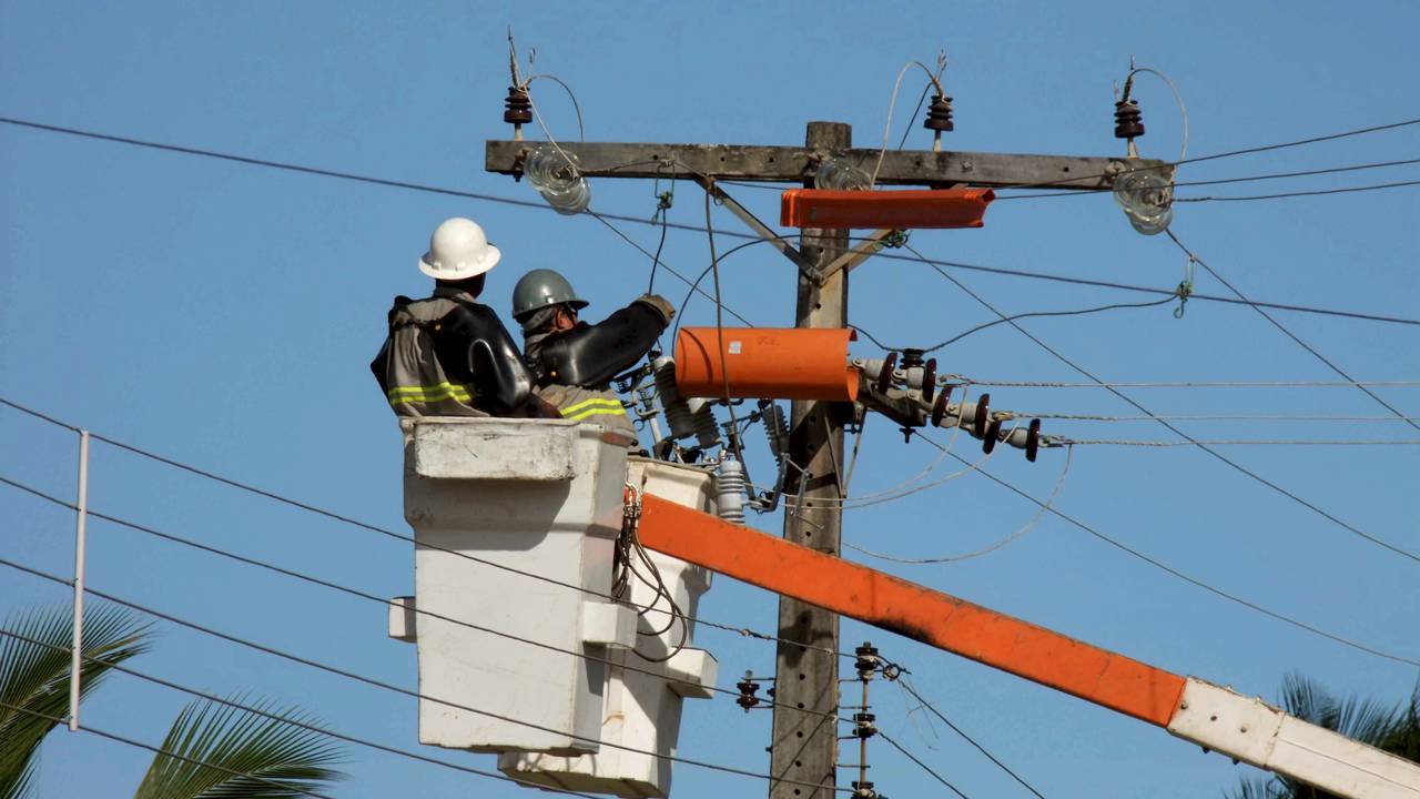 Esse é o motivo da fiação elétrica do Brasil ser um caos completo