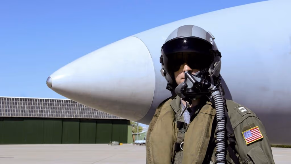 Por que pilotos de caça usam macacões especiais e capacetes enormes