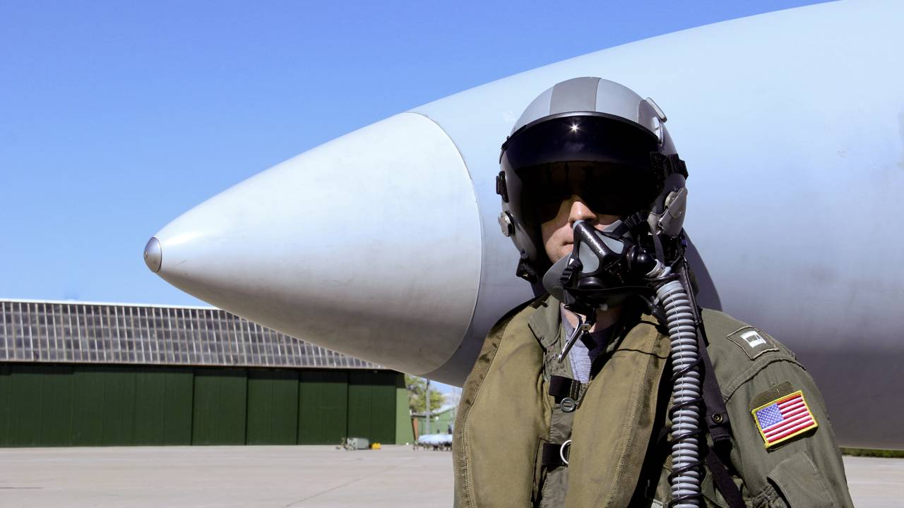 Por que pilotos de caça usam macacões especiais e capacetes enormes