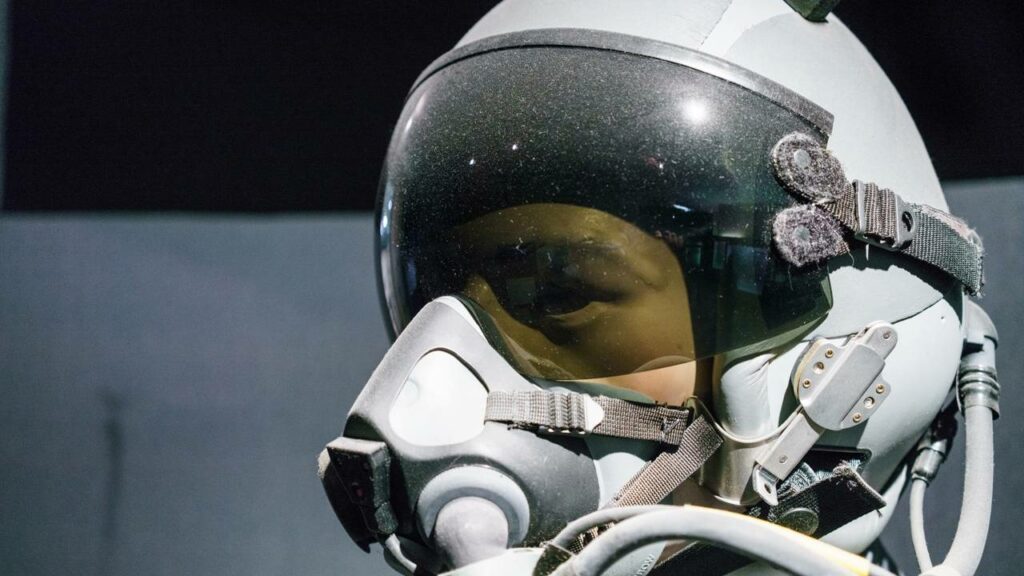 O macacão protege o piloto das forças G que a manobrabilidade do caça gera - Créditos: depositphotos.com / Bruno135