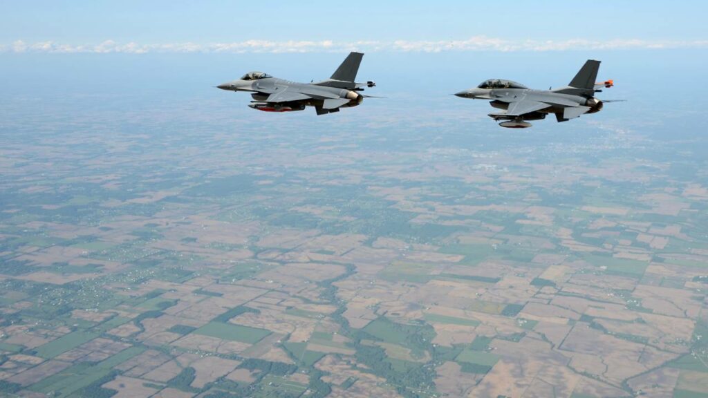 Sistemas de dados criptografas mantém os radares dos aliados com informações atualizadas - Créditos: depositphotos.com / icholakov01