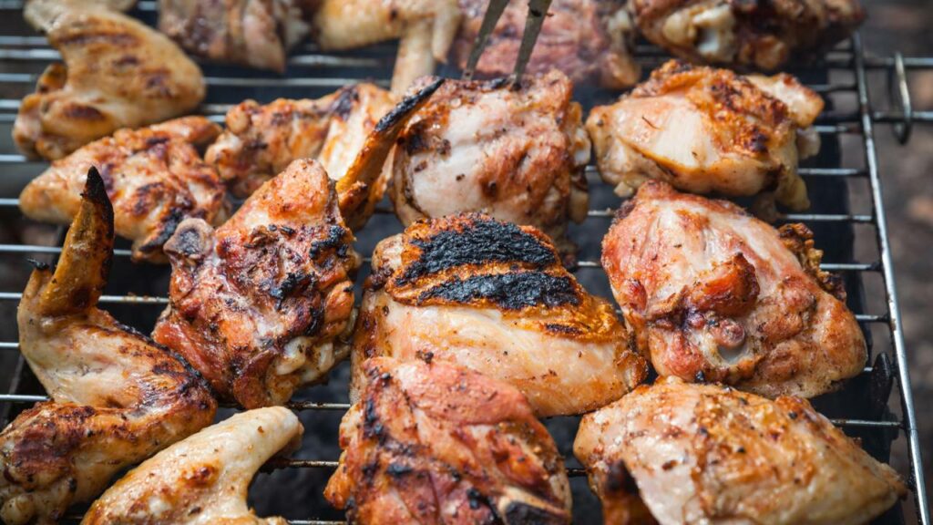 O frango no churrasco é um trunfo, pois é barato e muito saboroso - Créditos: depositphotos.com / palinchak