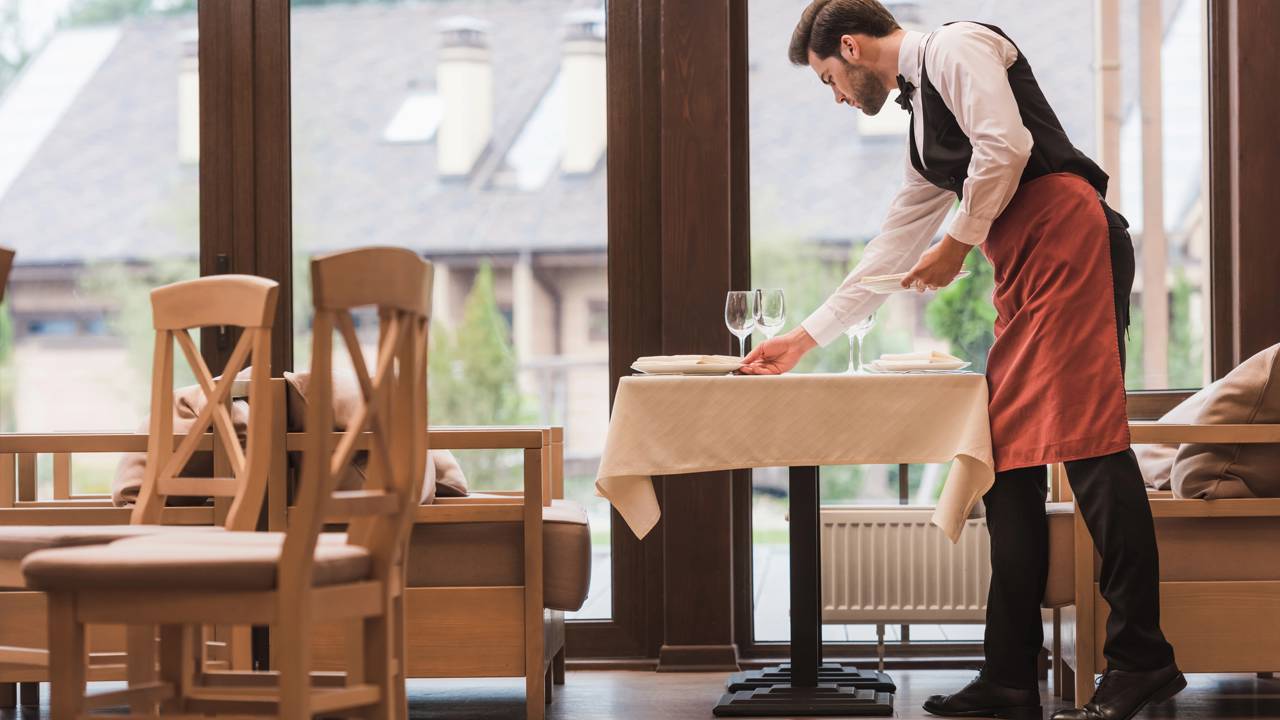 Garçom virou milionário aplicando cinco etapas simples em cada conversa