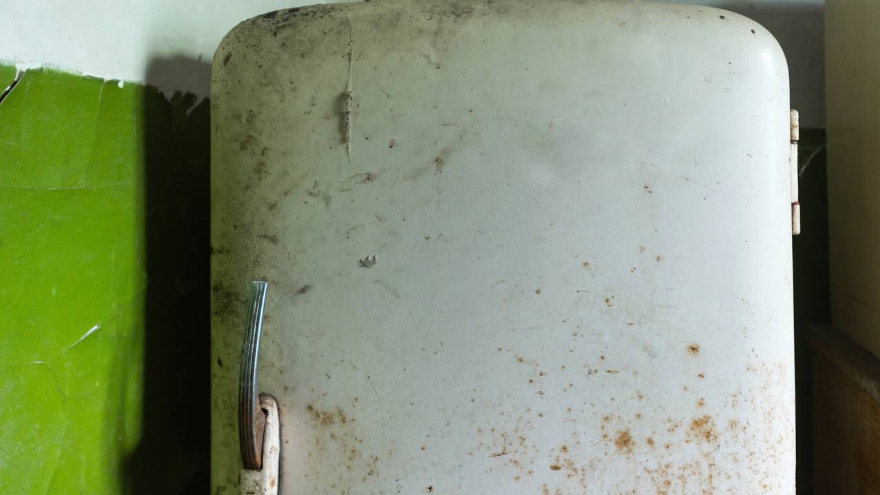 Geladeira velha vira bomba de água potente com tubos de PVC