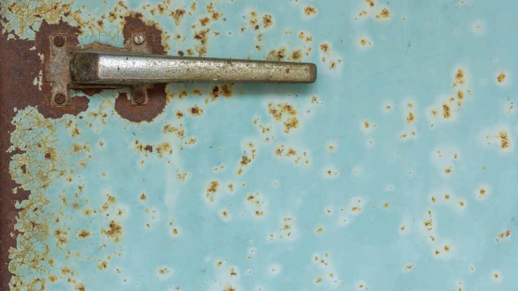 Geladeira velha vira bomba de água potente com tubos de PVC