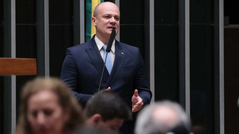 Líder da oposição sai em defesa de Sóstenes e Jordy após operação da PF