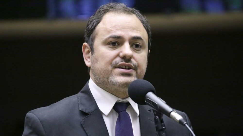 Câmara aprova suspensão do mandato de Glauber Braga por seis meses