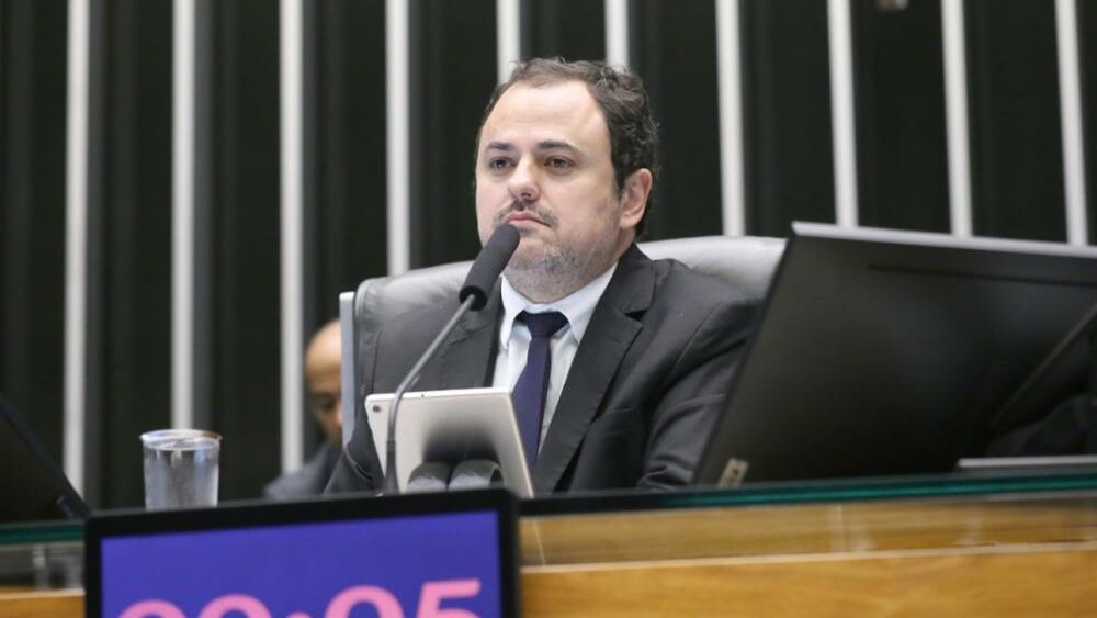 Glauber chama Motta de “covarde” e diz que lutará por mandato até “último minuto”