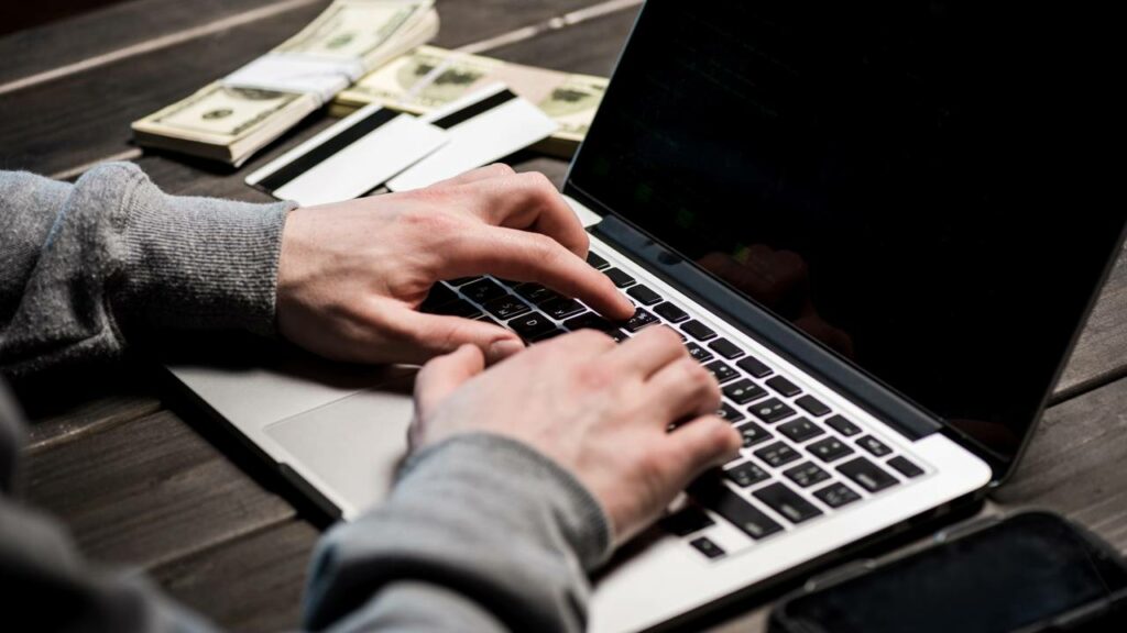 Com acesso as suas informações, os golpistas podem ter acesso as suas contas e sumir com seu dinheiro - Créditos: depositphotos.com / ArturVerkhovetskiy