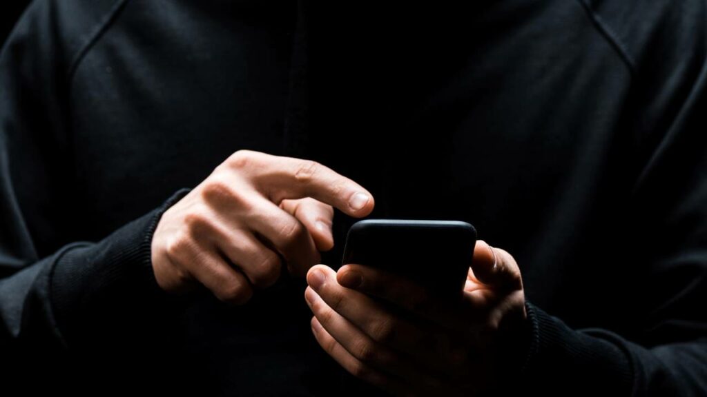 Os golpistas podem conseguir dinheiro ou dados pessoais, nesse último caso podendo utilizá-los em outros golpes - Créditos: depositphotos.com / VitalikRadko