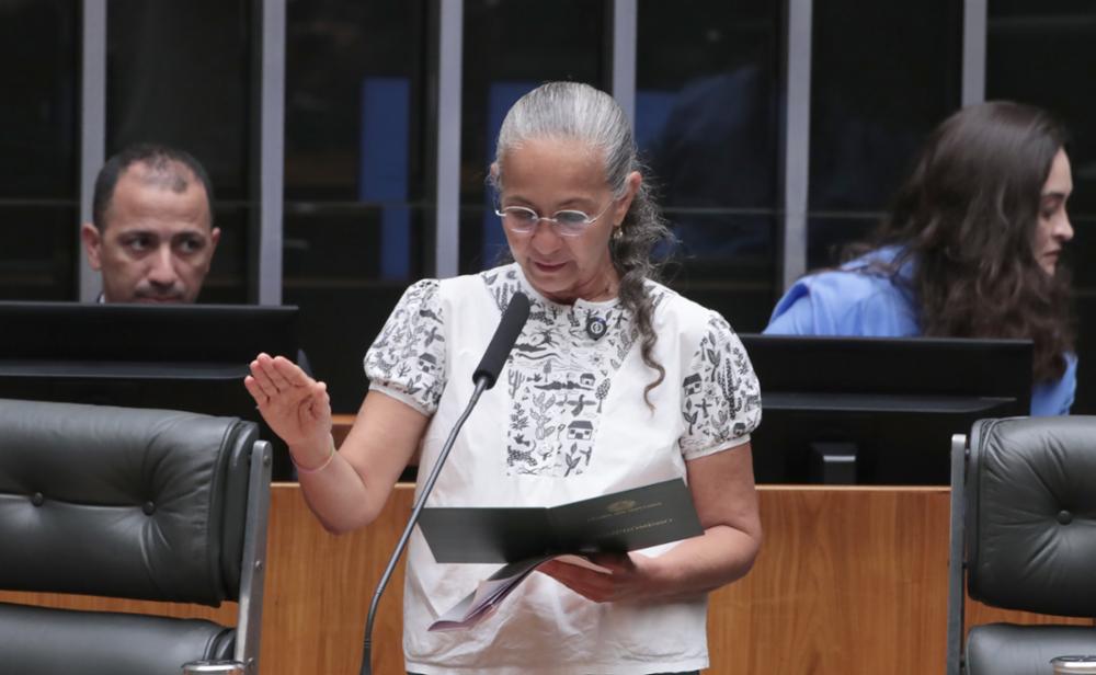 Heloísa Helena toma posse na Câmara e promete não se alinhar ao governo Lula