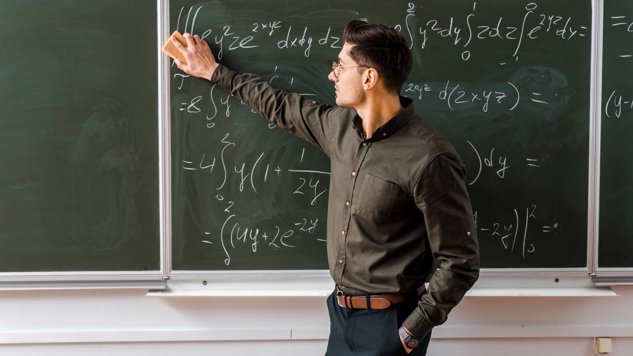 Homens inteligentes são mesmo parceiros melhores? A ciência revela