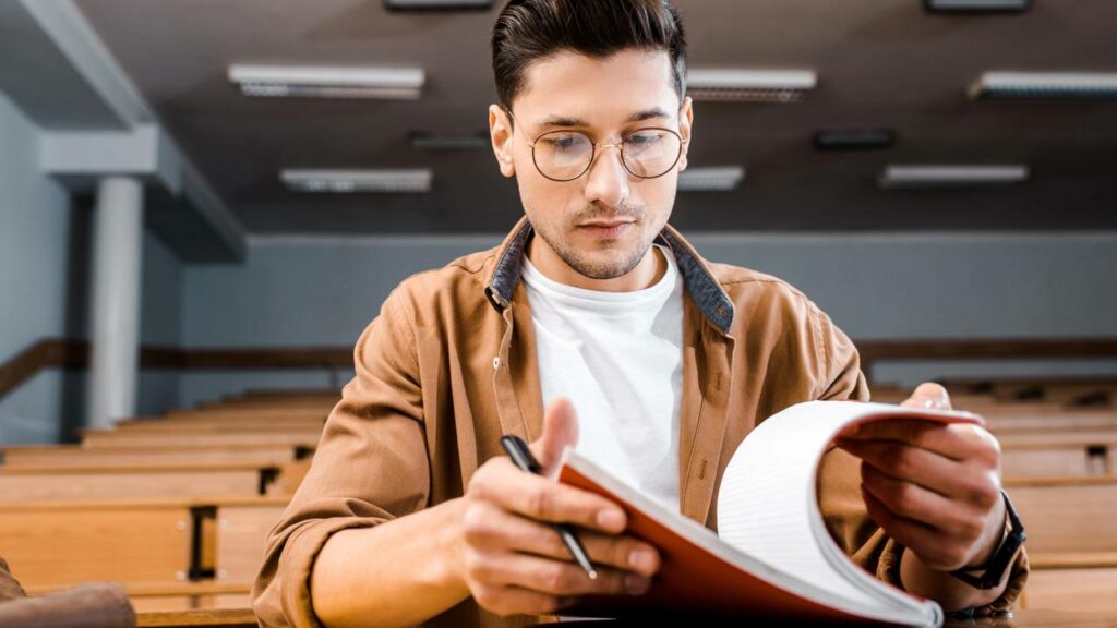 Homens inteligentes são mesmo parceiros melhores? A ciência revela