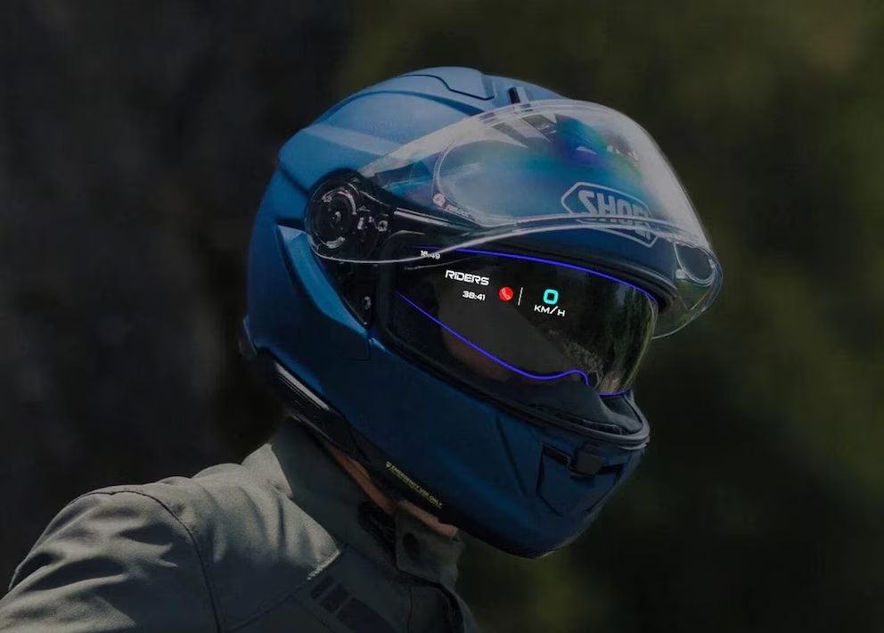 Informações como velocidade e temporizador são apresentados diretamente no visor do capacete - Reprodução/Sohei