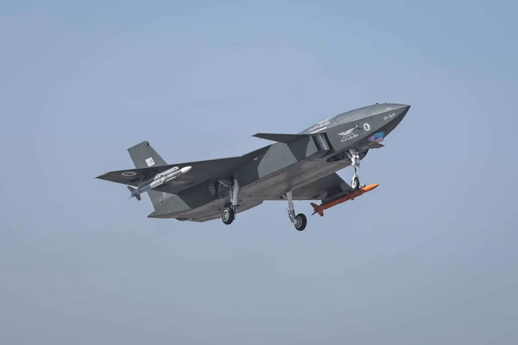 Caça não tripulado da Turquia destrói alvo aéreo em teste inédito com míssil ar-ar