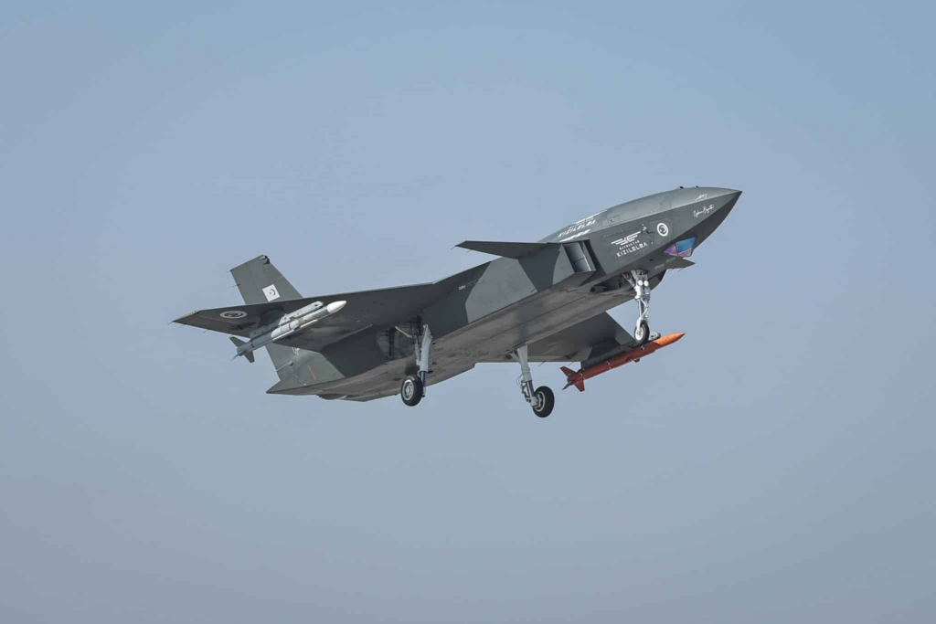 Caça não tripulado da Turquia destrói alvo aéreo em teste inédito com míssil ar-ar