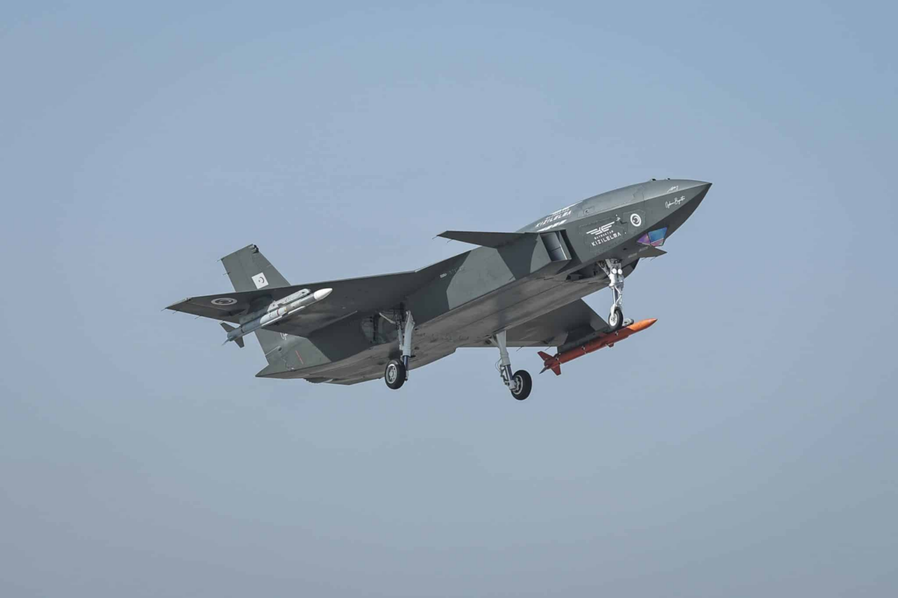 Caça não tripulado da Turquia destrói alvo aéreo em teste inédito com míssil ar-ar