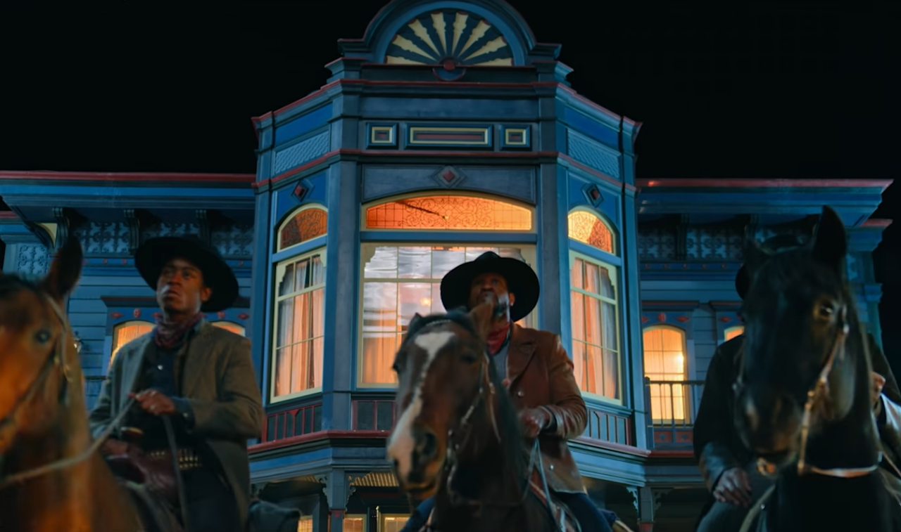 O filme de faroeste da Netflix que surpreende pela estética e história