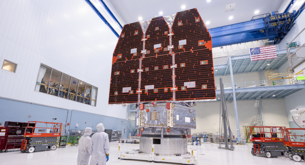 Engenheiros avaliam a finalização da montagem do telescópio Roman - NASA/Jolearra Tshiteya