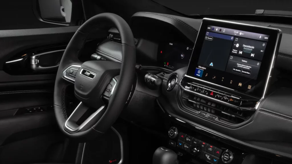 O Compass conta com interior sofisticado e tecnologia de ponta - Divulgação/Jeep