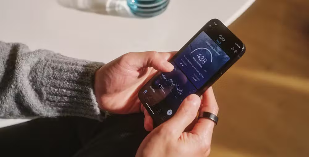 O Smartring requer que as informações sejam visualizadas pelo celular, mas é mais discreto - Divulgação/Oura
