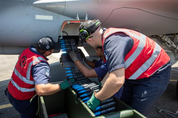 Especialistas em armamento efetuam reabastecimento de munição do canhão Mauser BK-27 - Reprodução/Força Aérea Brasileira