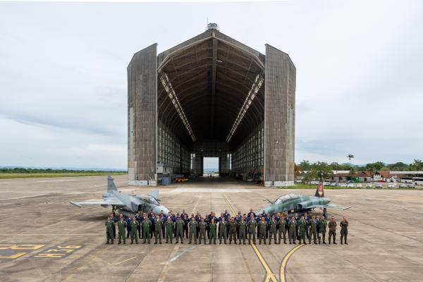 Aeronave Gripen que fez os disparos está a esquerda, enquanto o F-5 que transportou a manga aérea está direita da imagem - Reprodução/Força Aérea Brasileira