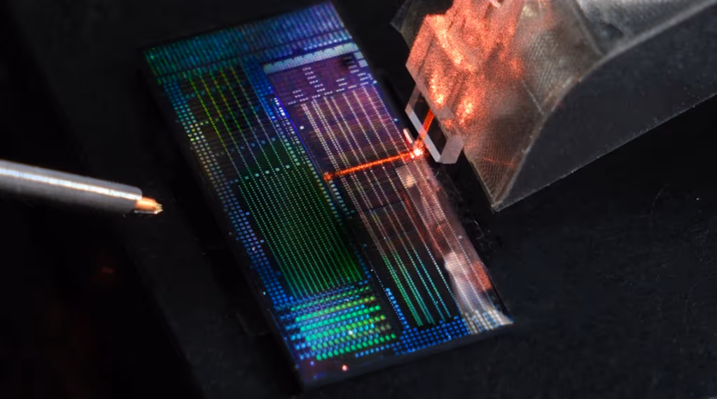 Avanço em computação quântica cria chip quase 100 vezes mais fino que um fio de cabelo