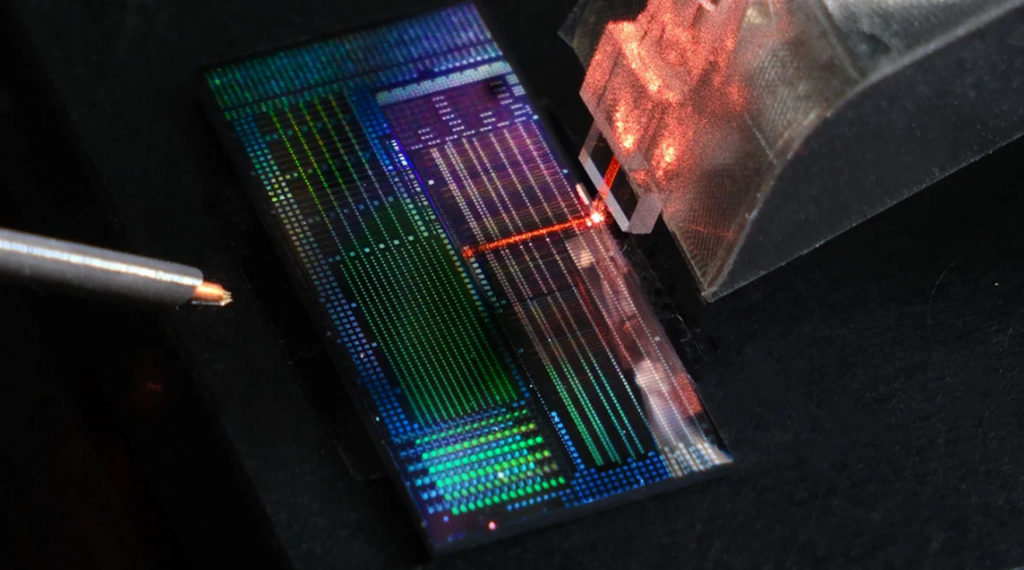 Avanço em computação quântica cria chip quase 100 vezes mais fino que um fio de cabelo