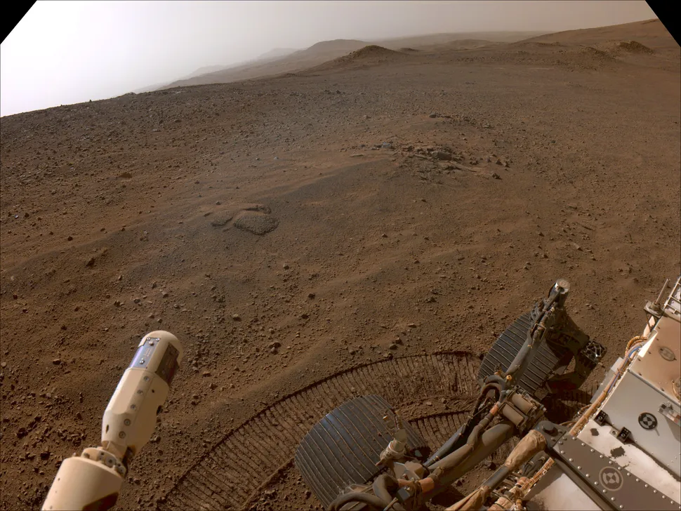 Imagem foi tirada quando o rover estava subindo a cratera de Jezero, em Marte - NASA/JPL-Caltech