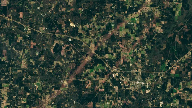Imagem registrada pelo satélite Landsat 8 mostra a passagem de dois tornados pelo solo americano - NASA/Landsat 8