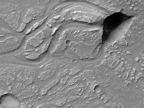 Um dos túneis encontrados na superfície de Marte - Reprodução/NASA/JPL-Caltech/UArizona