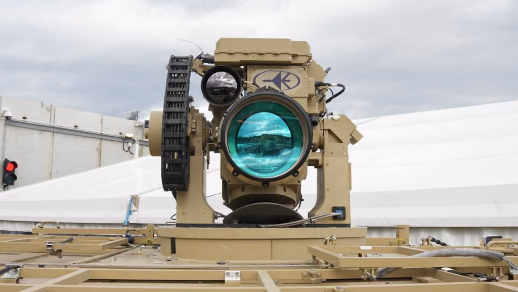 Iron Beam entra em fase operacional e coloca a defesa a laser como aposta real contra drones e foguetes