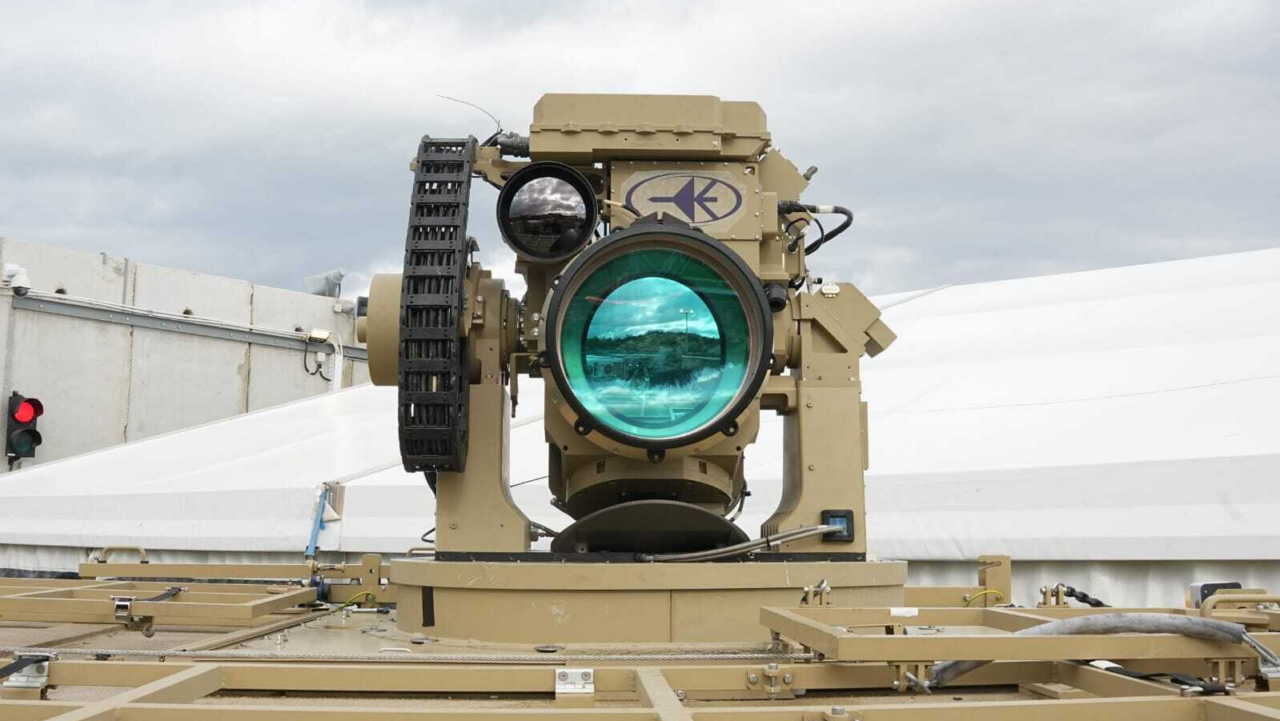 Iron Beam entra em fase operacional e coloca a defesa a laser como aposta real contra drones e foguetes
