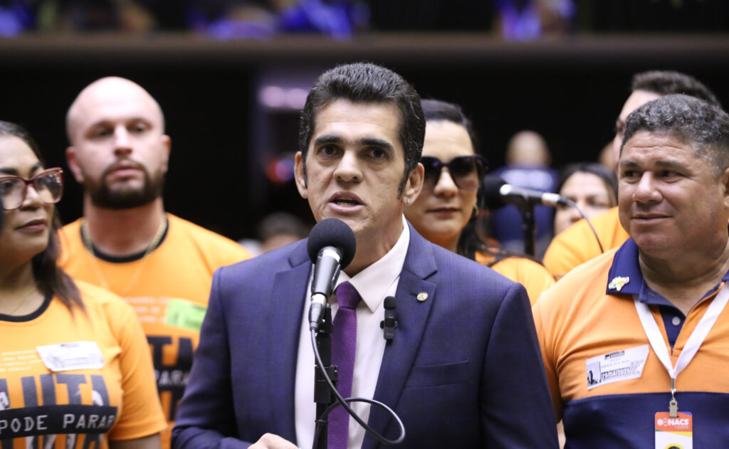 Retrospectiva: o dia em que um deputado jogou o celular pela janela para fugir da PF