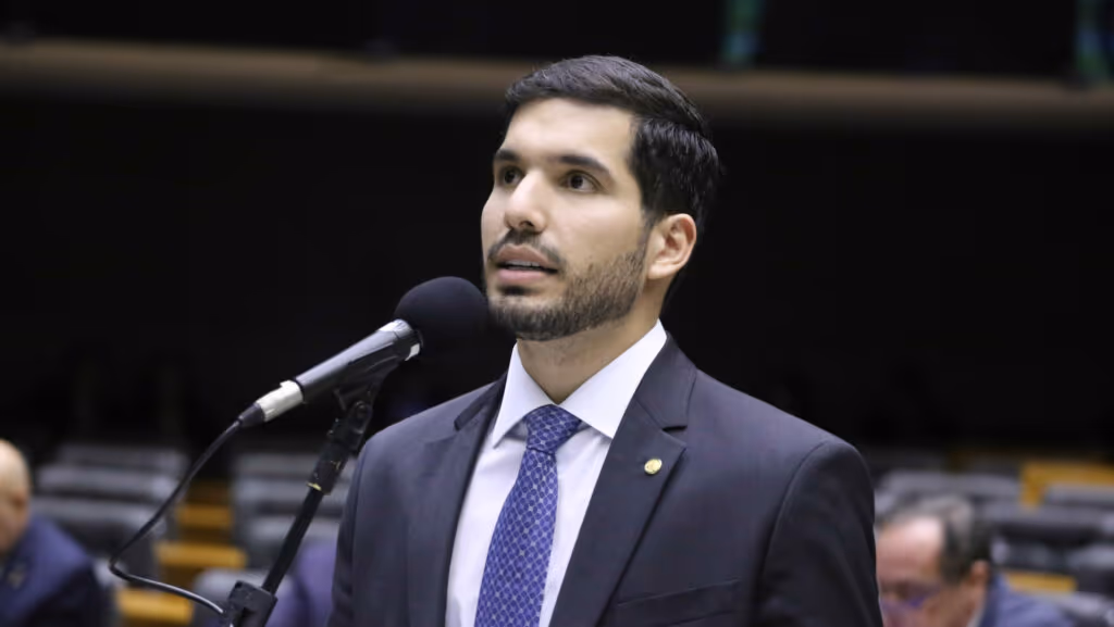 André Fernandes se defende da bronca de Michelle por Ciro