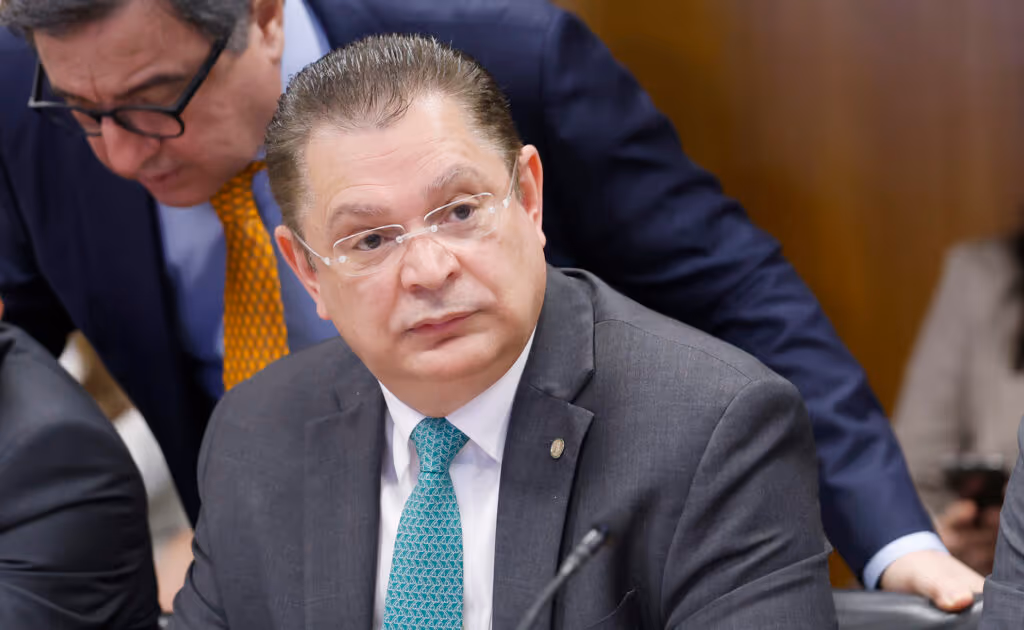 Crusoé: O “lapso” de Sóstenes sobre R$ 400 mil