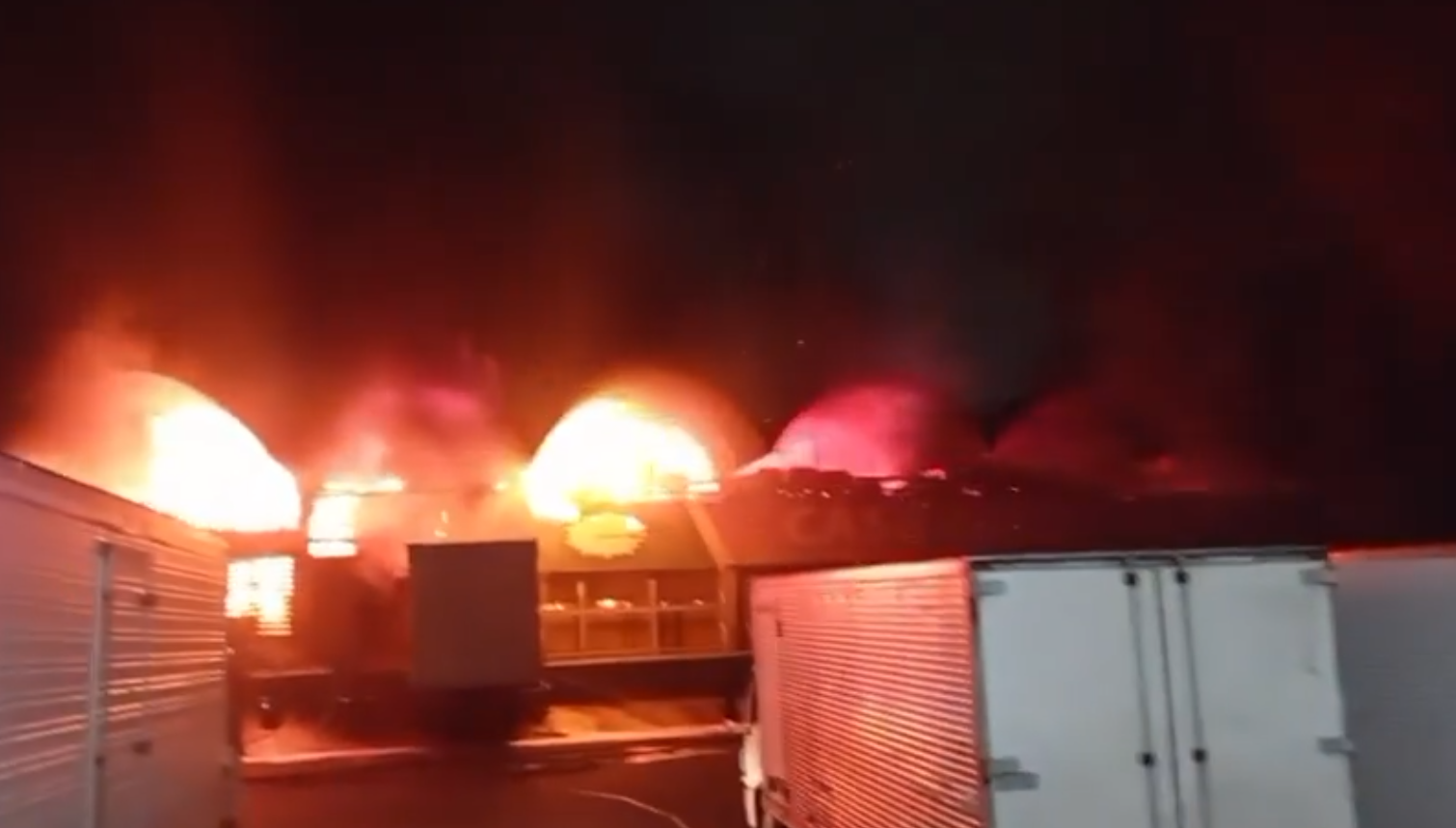 Incêndio atinge pavilhão da Ceasa no RJ